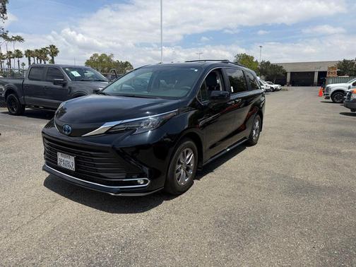 Midnight Black Metallic 2024 Toyota Sienna XLE