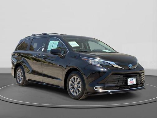 Midnight Black Metallic 2024 Toyota Sienna XLE