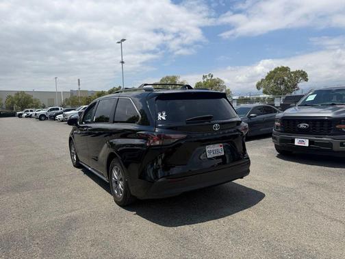 Midnight Black Metallic 2024 Toyota Sienna XLE