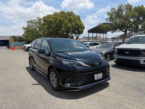 Midnight Black Metallic 2024 Toyota Sienna XLE