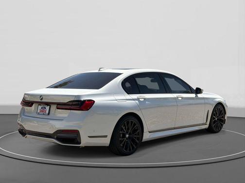 Mineral White Metallic 2022 BMW 740 i