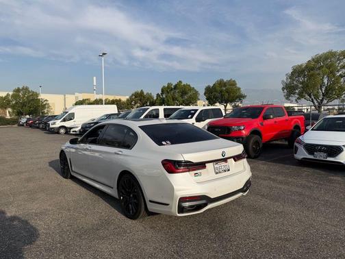 Mineral White Metallic 2022 BMW 740 i