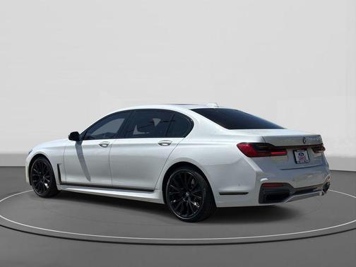 Mineral White Metallic 2022 BMW 740 i