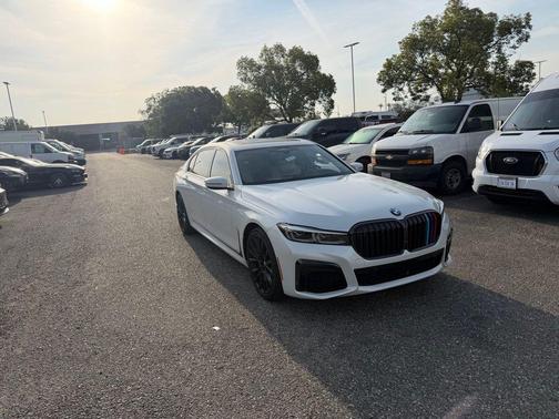 Mineral White Metallic 2022 BMW 740 i