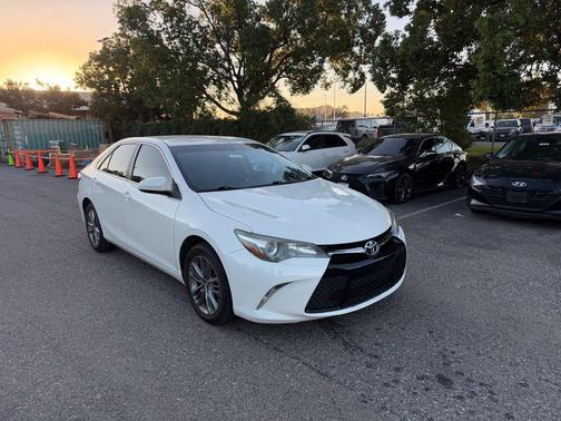 Blizzard Pearl 2016 Toyota Camry SE