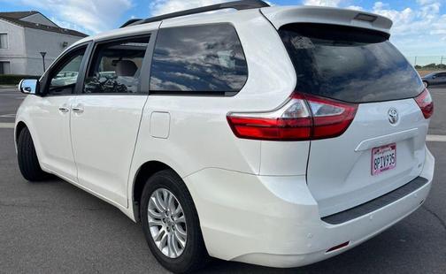 2017 Toyota Sienna XLE