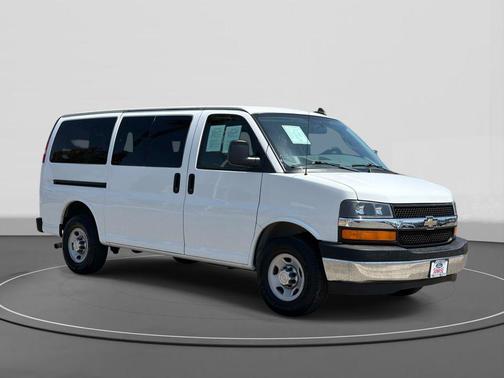 Summit White 2017 Chevrolet Express 3500 LT
