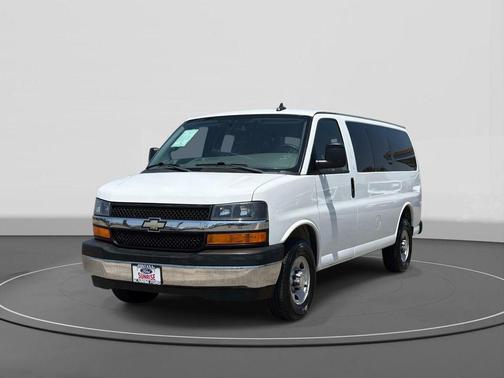 Summit White 2017 Chevrolet Express 3500 LT