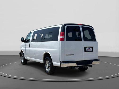 Summit White 2017 Chevrolet Express 3500 LT