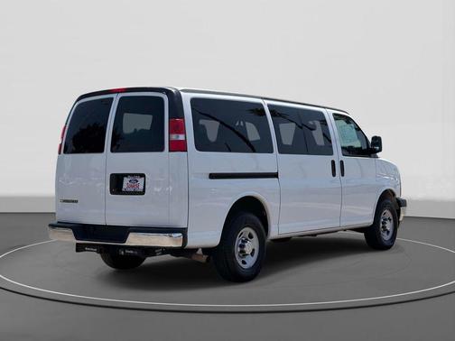 Summit White 2017 Chevrolet Express 3500 LT