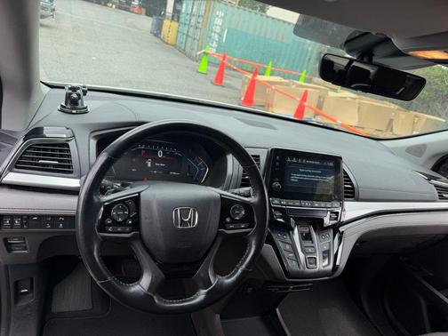 White Diamond Pearl 2019 Honda Odyssey Elite