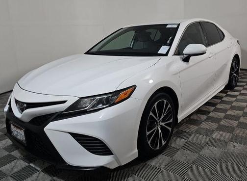 Super White 2019 Toyota Camry SE