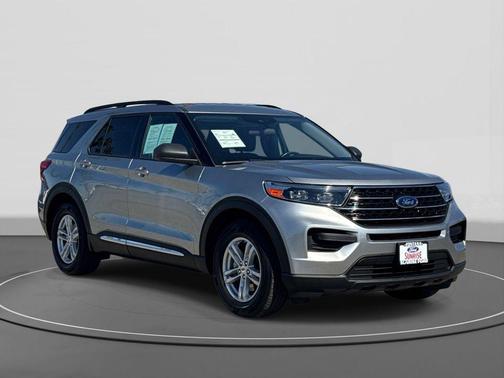 ICONIC SILVER METALLIC 2023 Ford Explorer XLT