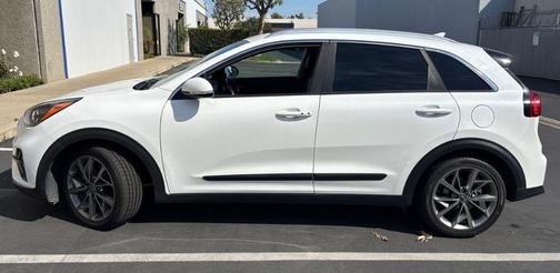 Snow White Pearl 2020 Kia Niro Touring