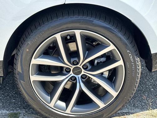 Ostuni Pearl White 2026 Land Rover Range Rover P400 SE