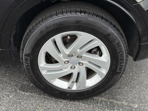 Santorini Black 2025 Land Rover Discovery Sport S