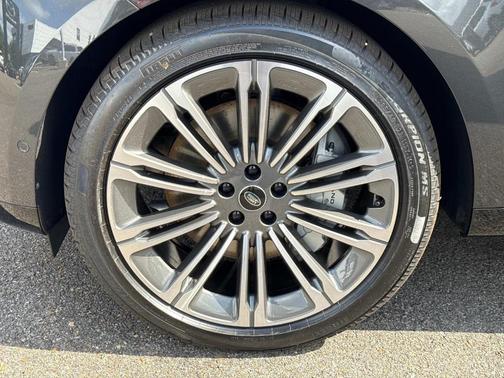 2025 Land Rover Range Rover P530 SE 7 Seat