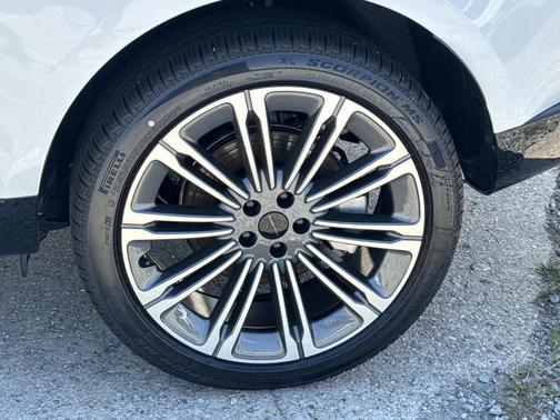 Ostuni Pearl White 2026 Land Rover Range Rover P400 SE