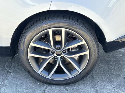 Ostuni Pearl White 2026 Land Rover Range Rover P400 SE 7 Seat