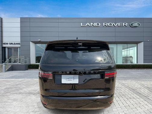 Santorini Black 2026 Land Rover Discovery Dynamic SE