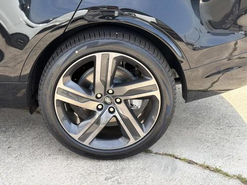 Santorini Black 2026 Land Rover Discovery Dynamic SE