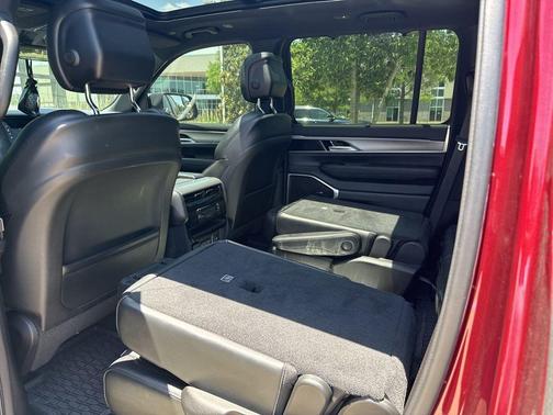 Velvet Red Pearlcoat 2024 Jeep Wagoneer Series II