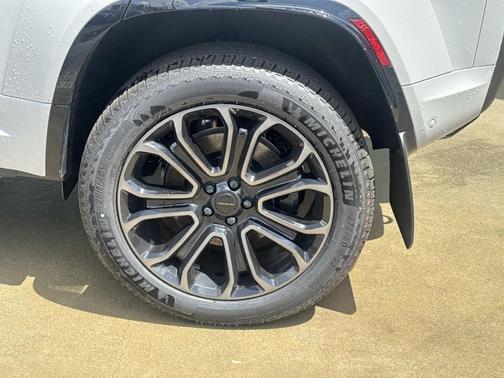 2026 Land Rover Defender V8