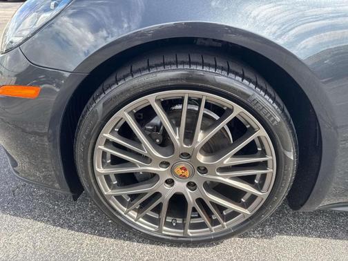 2023 Porsche Panamera Platinum Edition