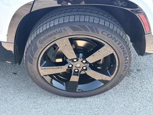 2025 Land Rover Defender P500 V8