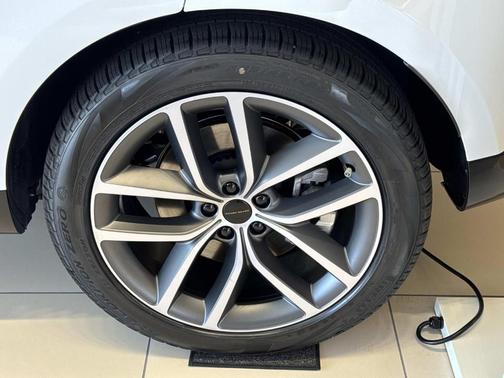 Ostuni Pearl White 2026 Land Rover Range Rover P550e SE