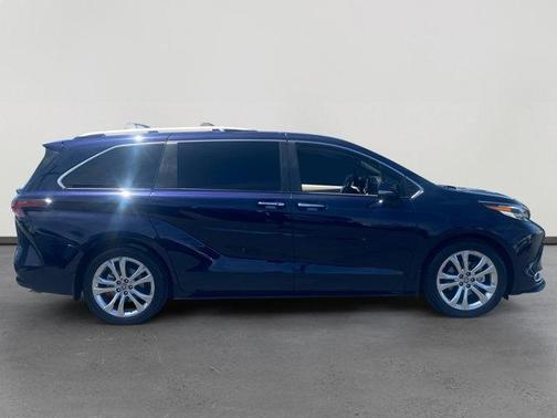 2022 Toyota Sienna Platinum 7 Passenger