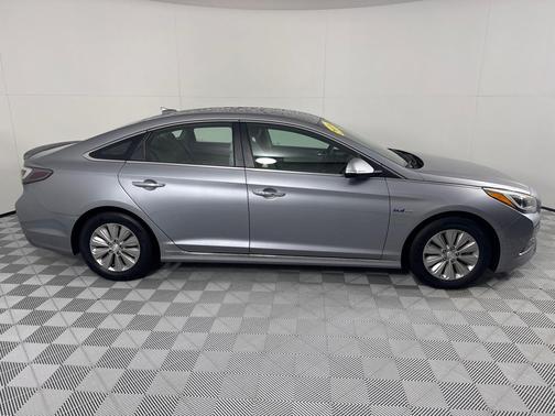 2016 Hyundai SONATA Hybrid SE