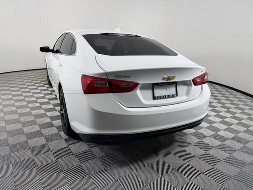 White 2018 Chevrolet Malibu LT