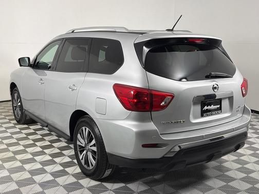 2017 Nissan Pathfinder SL