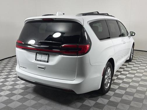 White 2022 Chrysler Pacifica Touring-L