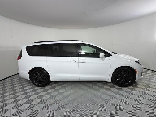 White 2018 Chrysler Pacifica Touring Plus