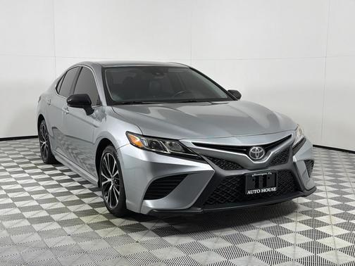 Silver 2019 Toyota Camry SE