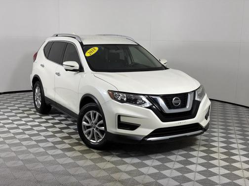 White 2018 Nissan Rogue SV