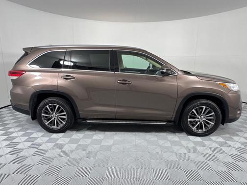 2017 Toyota Highlander SE