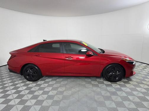 Red 2022 Hyundai ELANTRA SEL