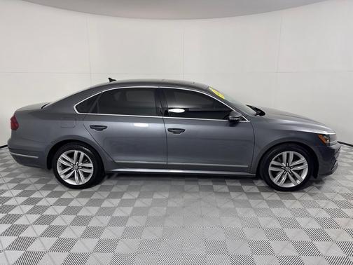2017 Volkswagen Passat 1.8T SE w/Technology