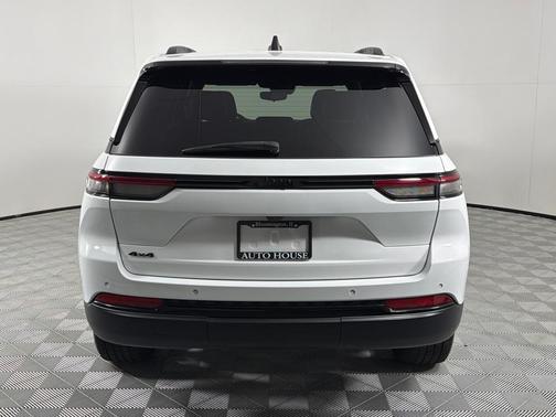 White 2023 Jeep Grand Cherokee Altitude