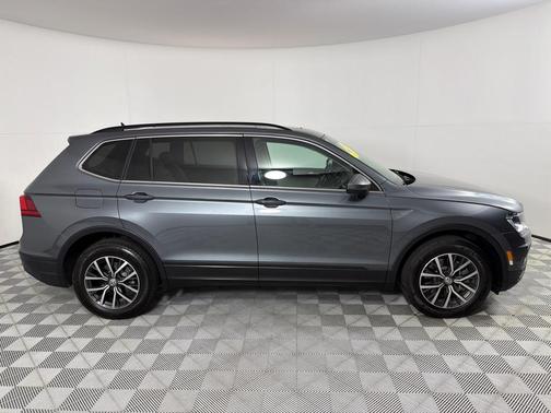 Platinum Gray Metallic 2019 Volkswagen Tiguan 2.0T SE