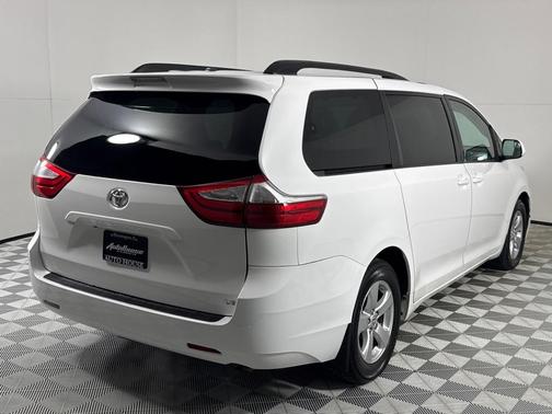 2017 Toyota Sienna LE
