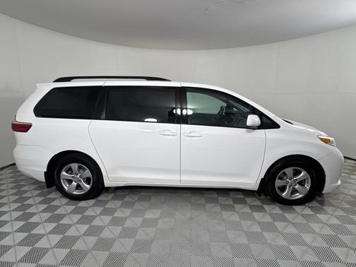 2017 Toyota Sienna LE