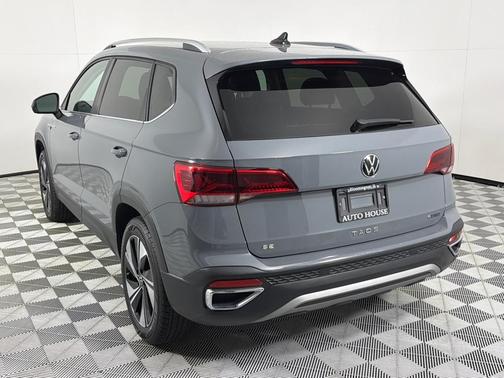 Pure Gray 2024 Volkswagen Taos 1.5T SE