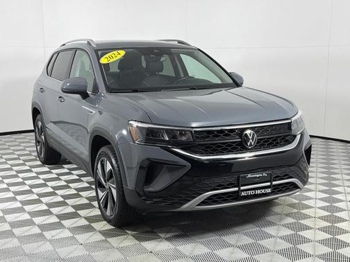 Pure Gray 2024 Volkswagen Taos 1.5T SE