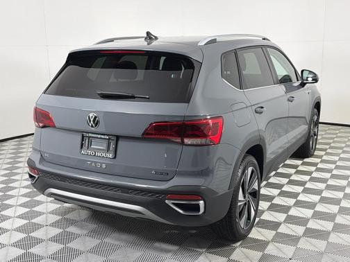 Pure Gray 2024 Volkswagen Taos 1.5T SE
