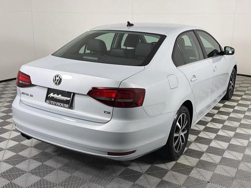 White Silver Metallic 2017 Volkswagen Jetta 1.4T SE