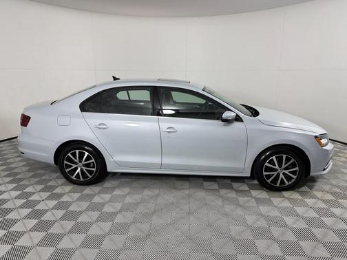 White Silver Metallic 2017 Volkswagen Jetta 1.4T SE